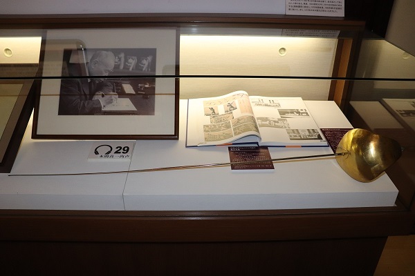 フェンシング1964東京五輪 見回す 審判バッジ